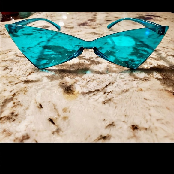 Triangle futuristic sunglasses in blue UVA protection 400 - Picture 1 of 3